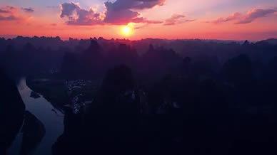 桂林喀斯特熔岩地貌剪影山景晚霞日落风光视频的预览图